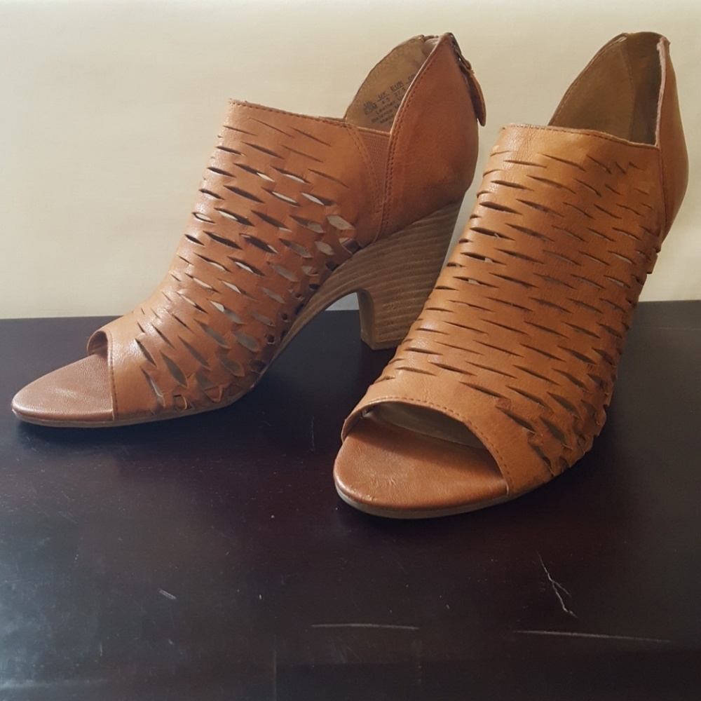 6.5 leather perforated sandal